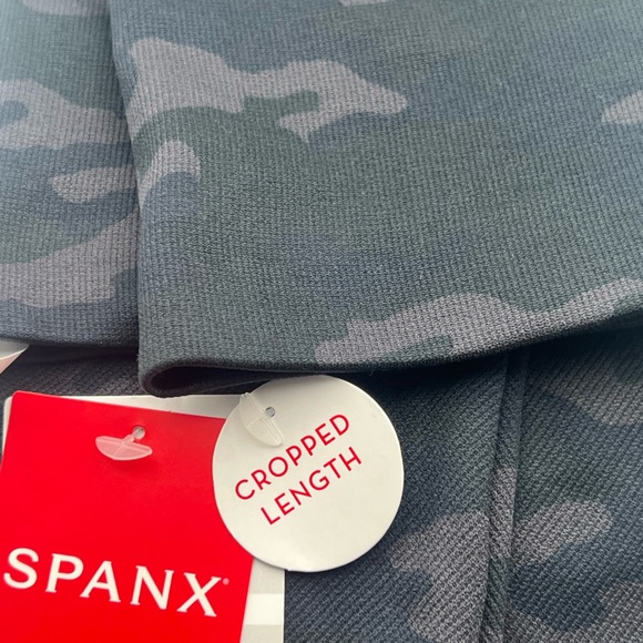 Spanx “Look at me now” leggings cropped length.Black Camo XS - Picture 2 of 6